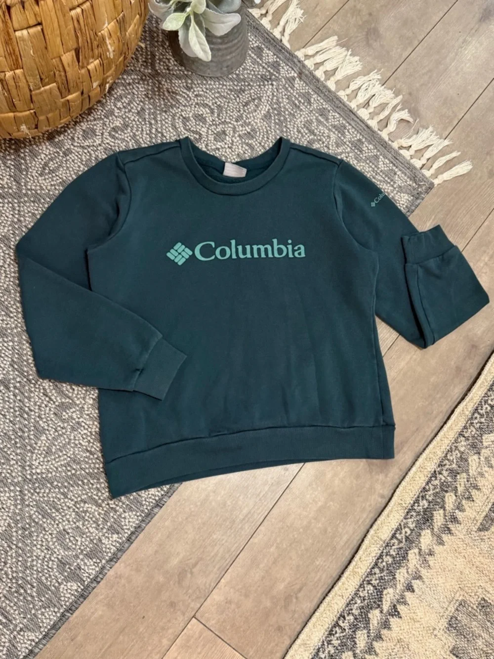 Columbia Tweens Dark Teal Crewneck Sweatshirt with Mint Logo Size Medium Unisex